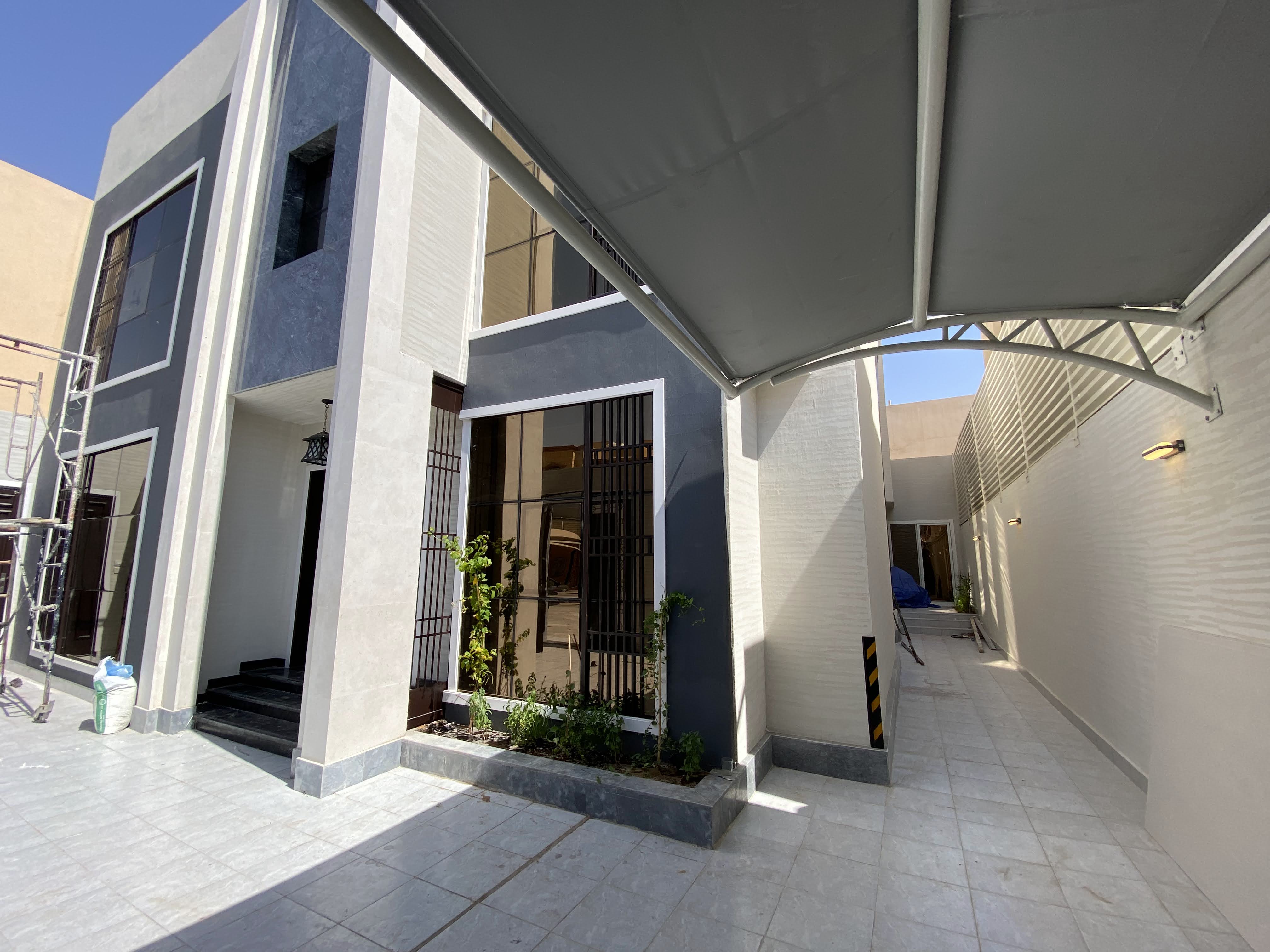 كم تكلفة تصميم وتنفيذ الديكور الداخلي في الرياض؟ دليل عملي قبل بدء المشروع